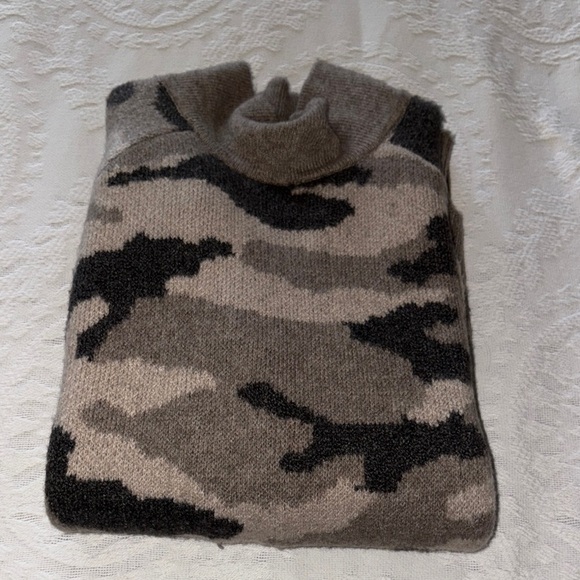 Beautiful BNWT Camouflage Patterned Women's Sweater By Christian Siriano - Picture 9 of 9